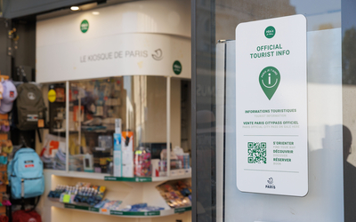 Sur la photo, on distingue la façade d’un kiosque du dispositif. n petit QR code est affiché. Il permet aux passants de télécharger l’application Paris je t’aime, dédiée à la découverte de la capitale.