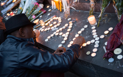 PAIX écrit au sol sur la place de la République