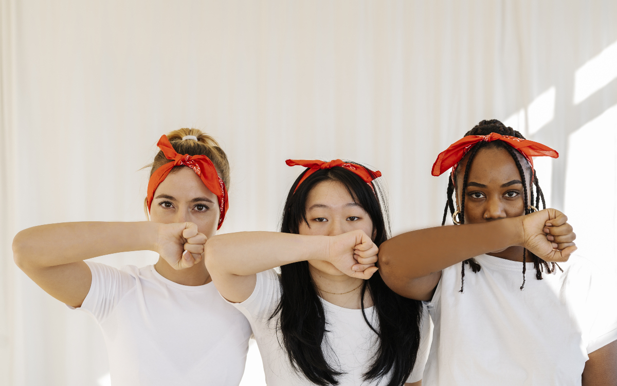 Un trio de femmes girl power.