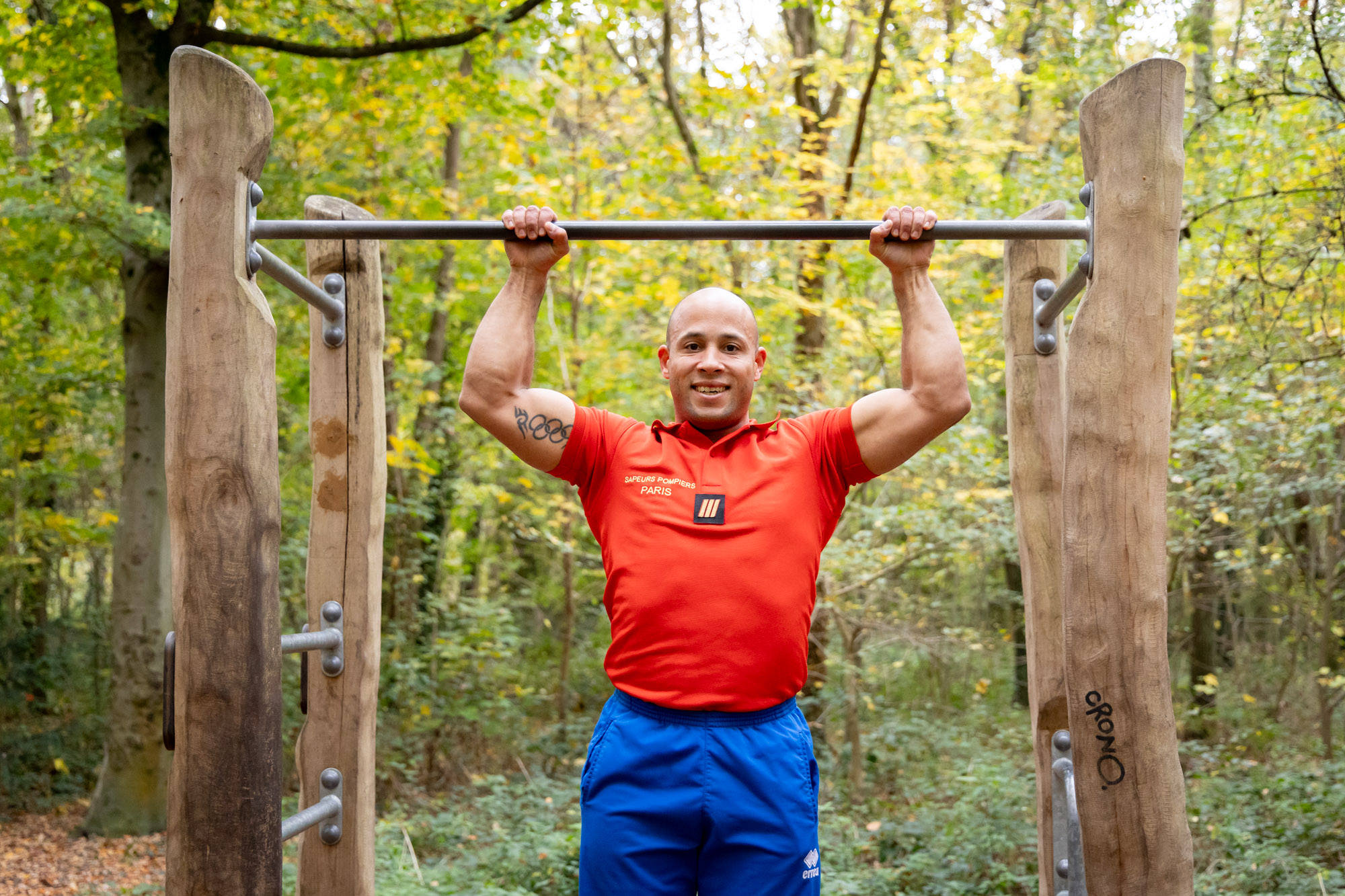 Portait de Damien Cely - BSPP sur une barre de traction.