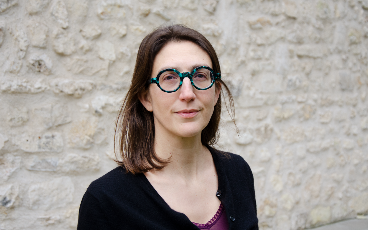 Femme châtain avec des lunettes rondes