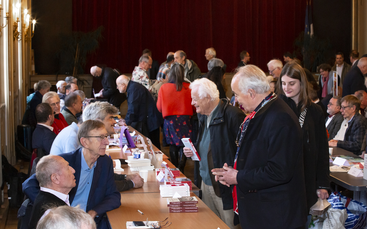 Stands avec des auteurs dédicaçant leurs livres