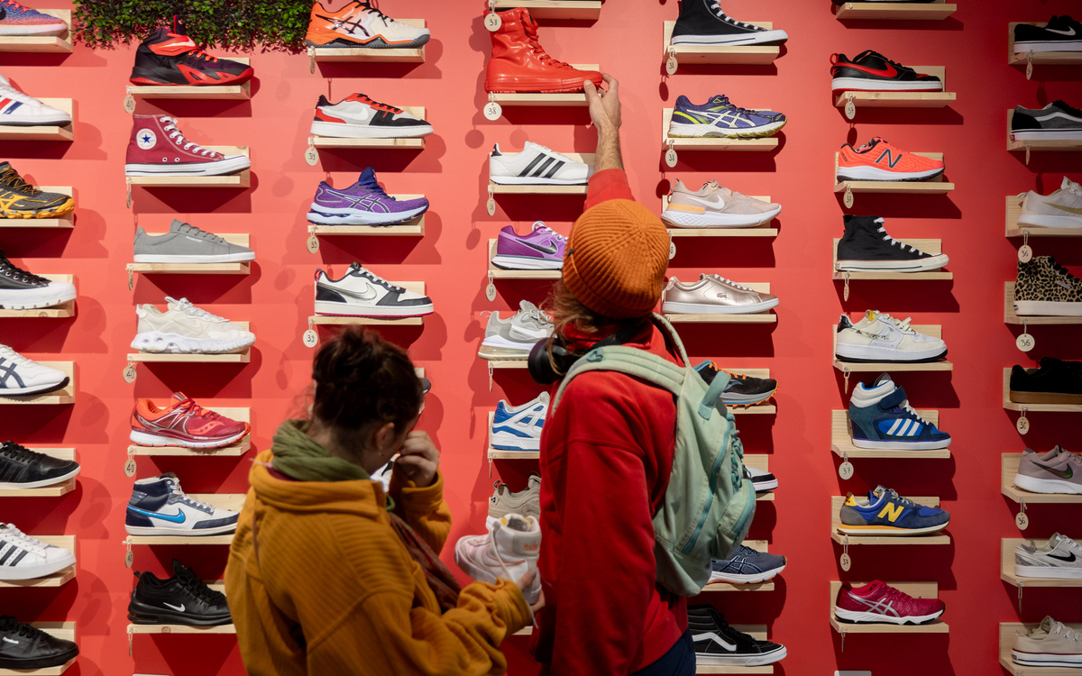 des clients choisissent des baskets reconditionnées 