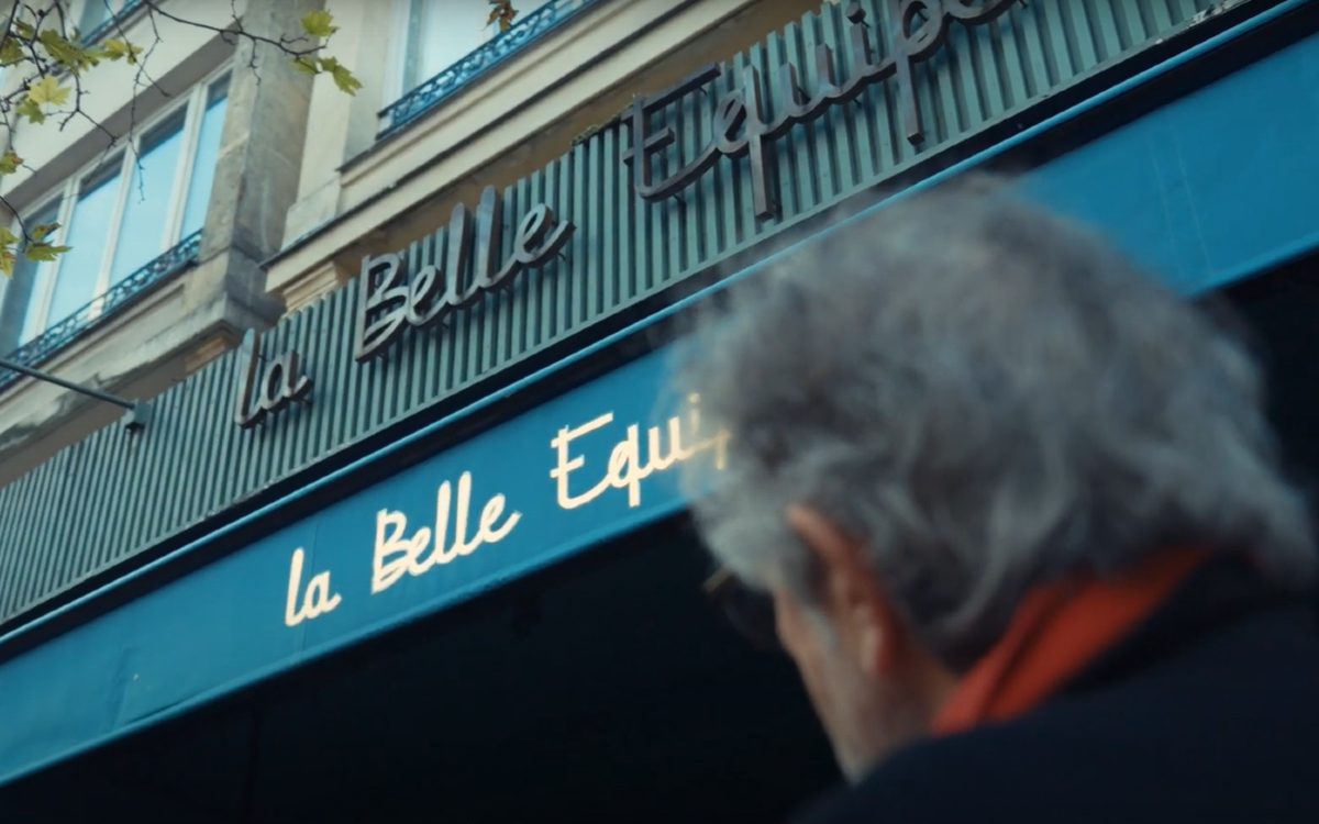 José Munoz devant la Belle Equipe, où s'est fait tuer son fils Victor.