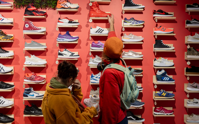 des clients choisissent des baskets reconditionnées 