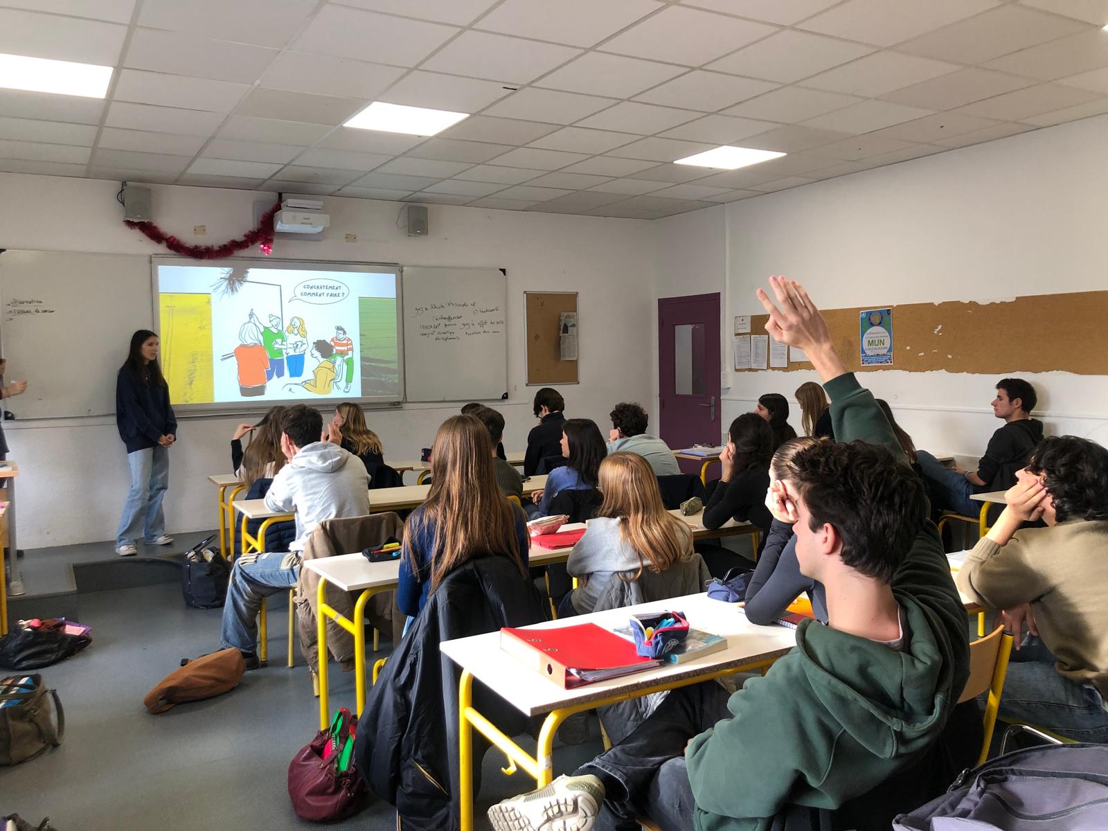 Des élèves participent à l'atelier dans une salle de classe