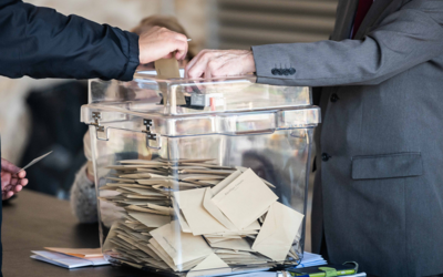 une personne est sur le point de voter et une autre valide son vote