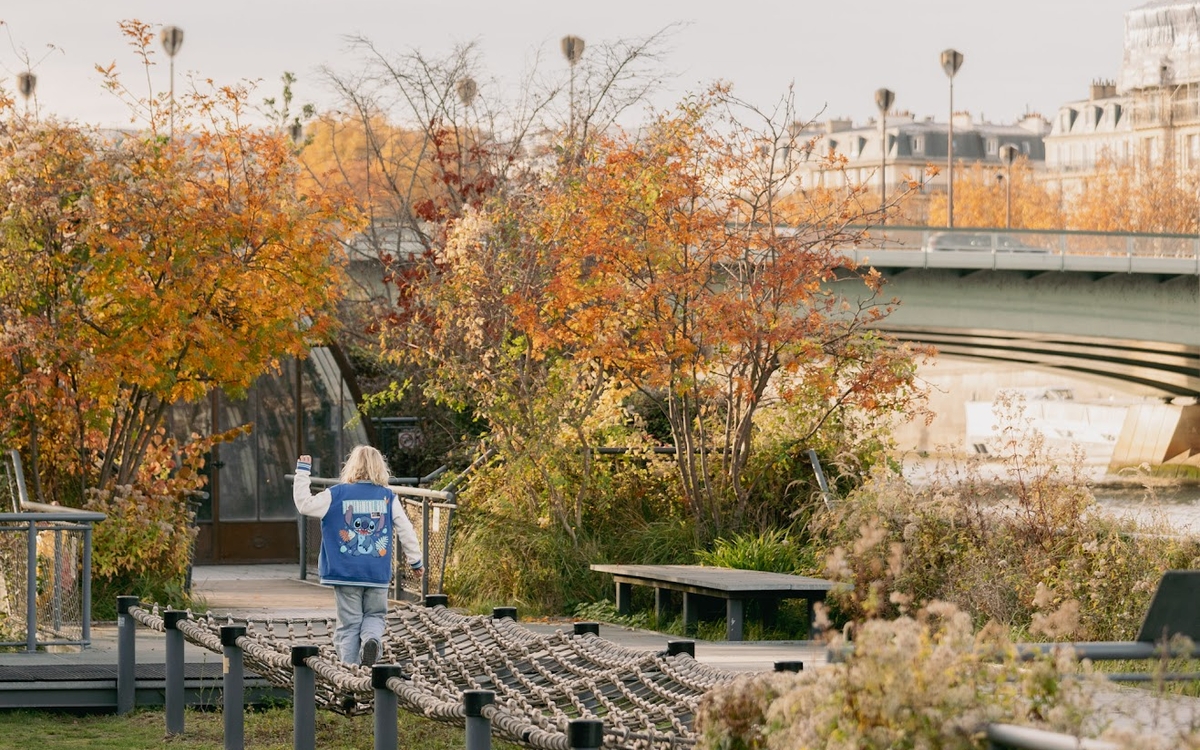 Enfant qui joue près de la Seine