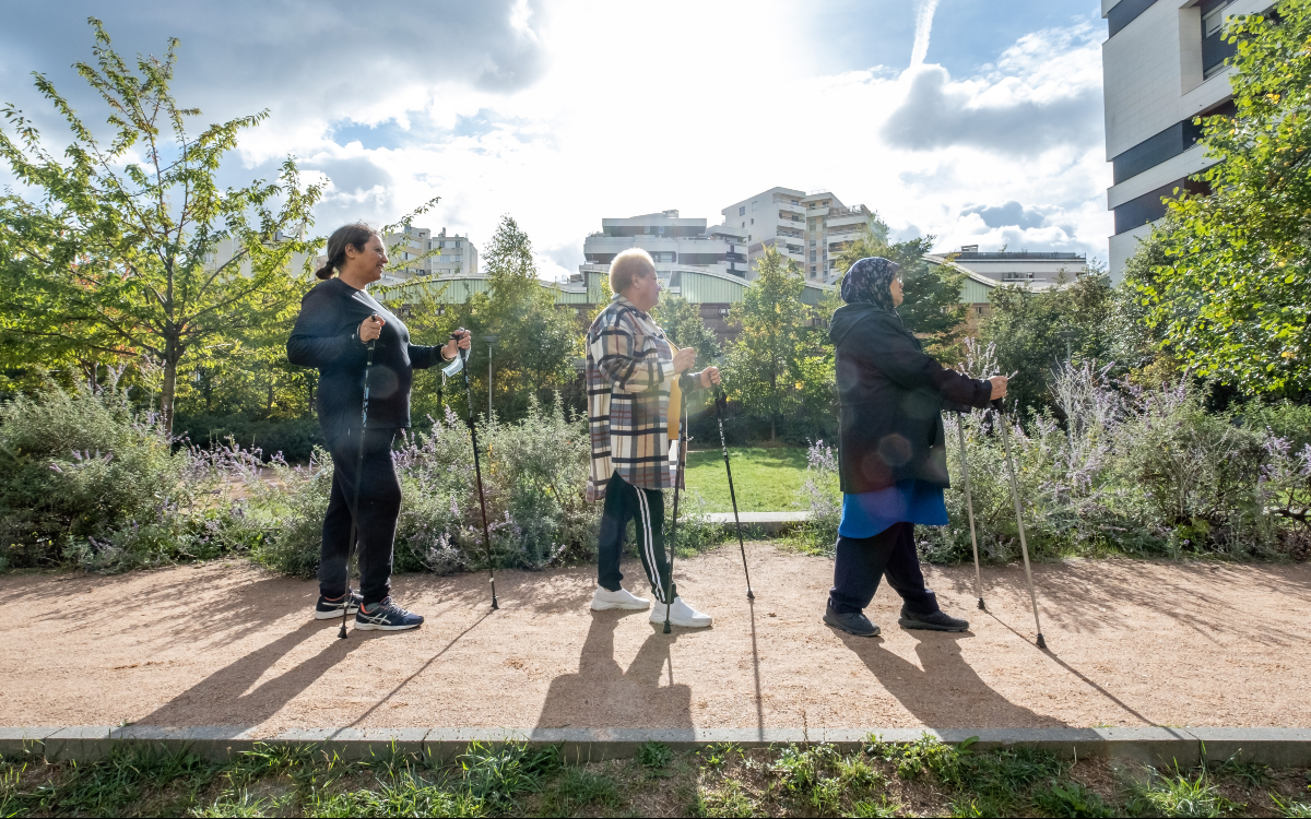 Trois personnes font de l'exercice en extérieur à la maison sport santé Curial.