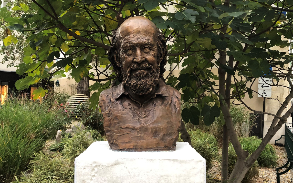 Un buste à l'effigie de Hubert Reeves a été érigé dans le 6e.