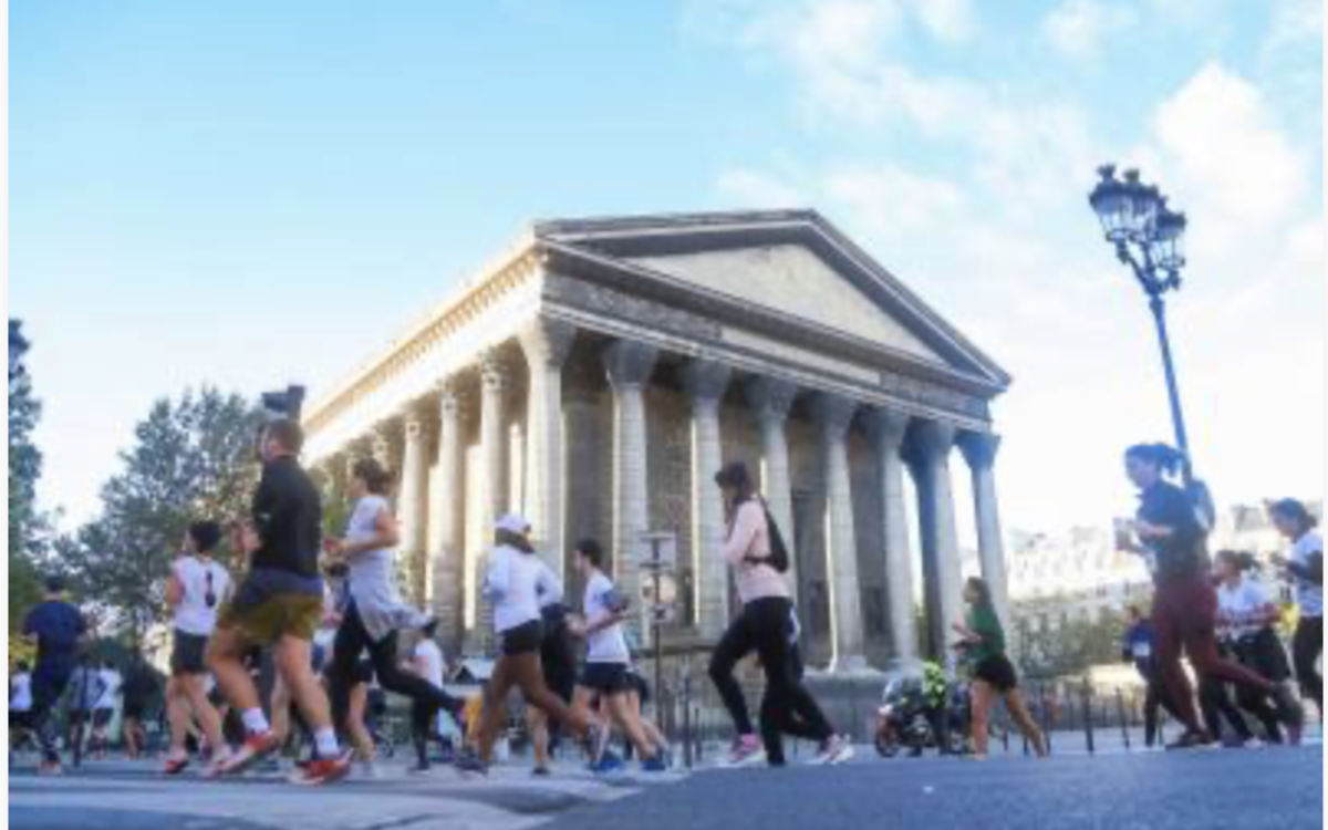 Coureurs qui passent devant l'église de la Madeleine