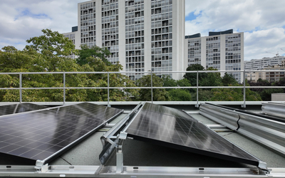 À l’école Jongkind, les « Énergieculteurs » sèment le solaire dans le 15e avec des panneaux photovoltaiques.
