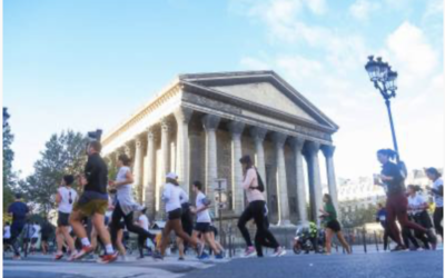 Coureurs qui passent devant l'église de la Madeleine