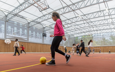 Une fille joue au ballon dans la halle Dunois dans le 13e.