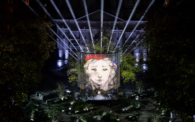 Une Marianne projetée lors de la cérémonie officielle