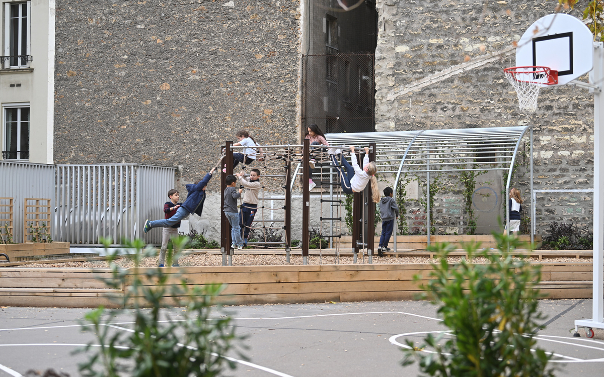 Des enfants  jouent dans la nouvelle cour oasis à l'école Duquesne (7e).