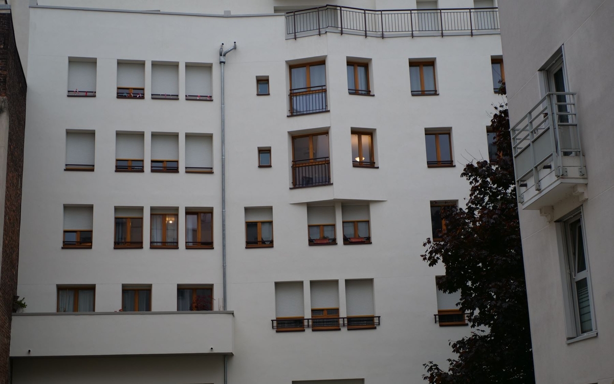 Façade d'un immeuble fraîchement rénovée