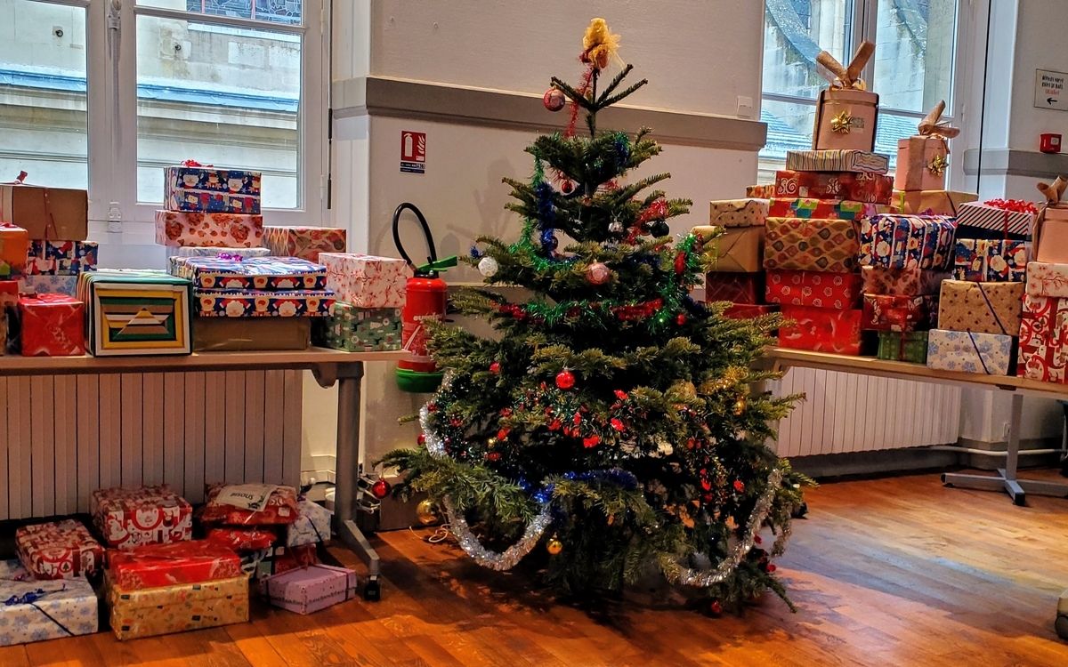 Un sapin de Noël entouré de cadeaux 