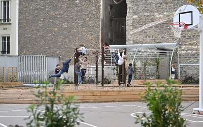 Des enfants  jouent dans la nouvelle cour oasis à l'école Duquesne (7e).