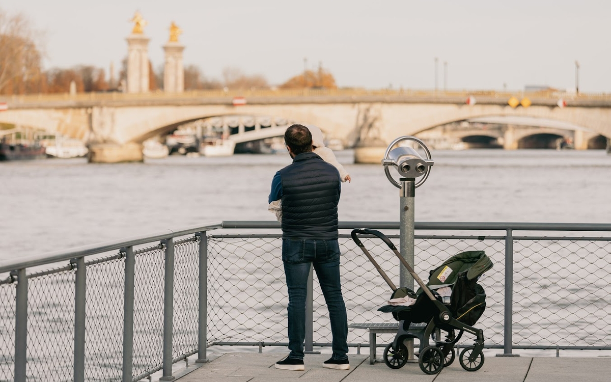Père et son bébé regardant la Seine