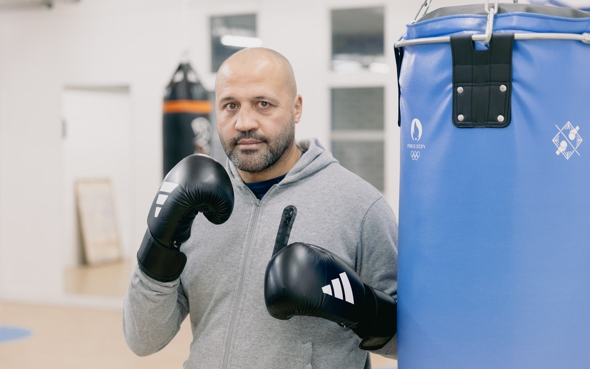 Visuel de Frédéric Esther, ancien champion d'Europe de boxe anglaise, dans la salle de Max Rousié (17e)