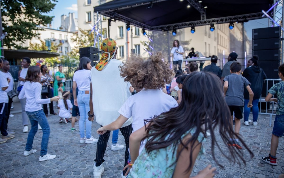jeunes assistant à un concert