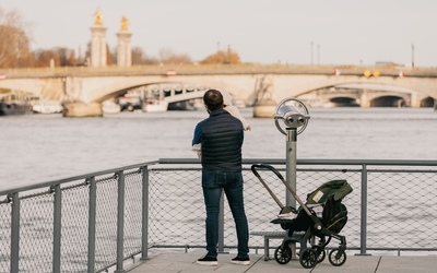Père et son bébé regardant la Seine