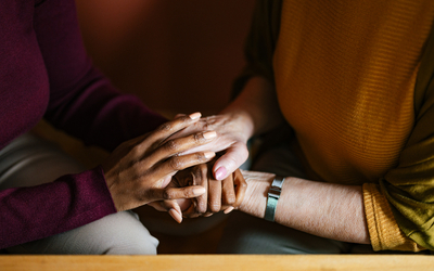 Deux femmes se tenant les mains.