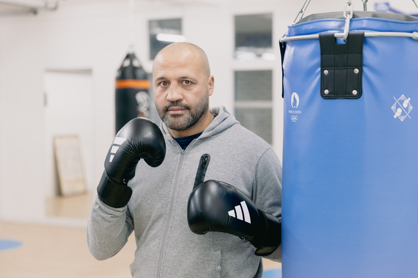 Visuel de Frédéric Esther, ancien champion d'Europe de boxe anglaise, dans la salle de Max Rousié (17e)