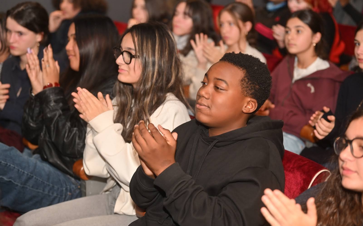 Les collégiens applaudissent