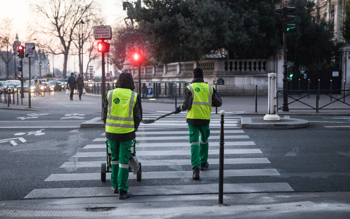 Opération matinale de salage par des agents de la Ville, rue Lobau. 