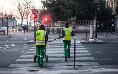 Opération matinale de salage par des agents de la Ville, rue Lobau. 
