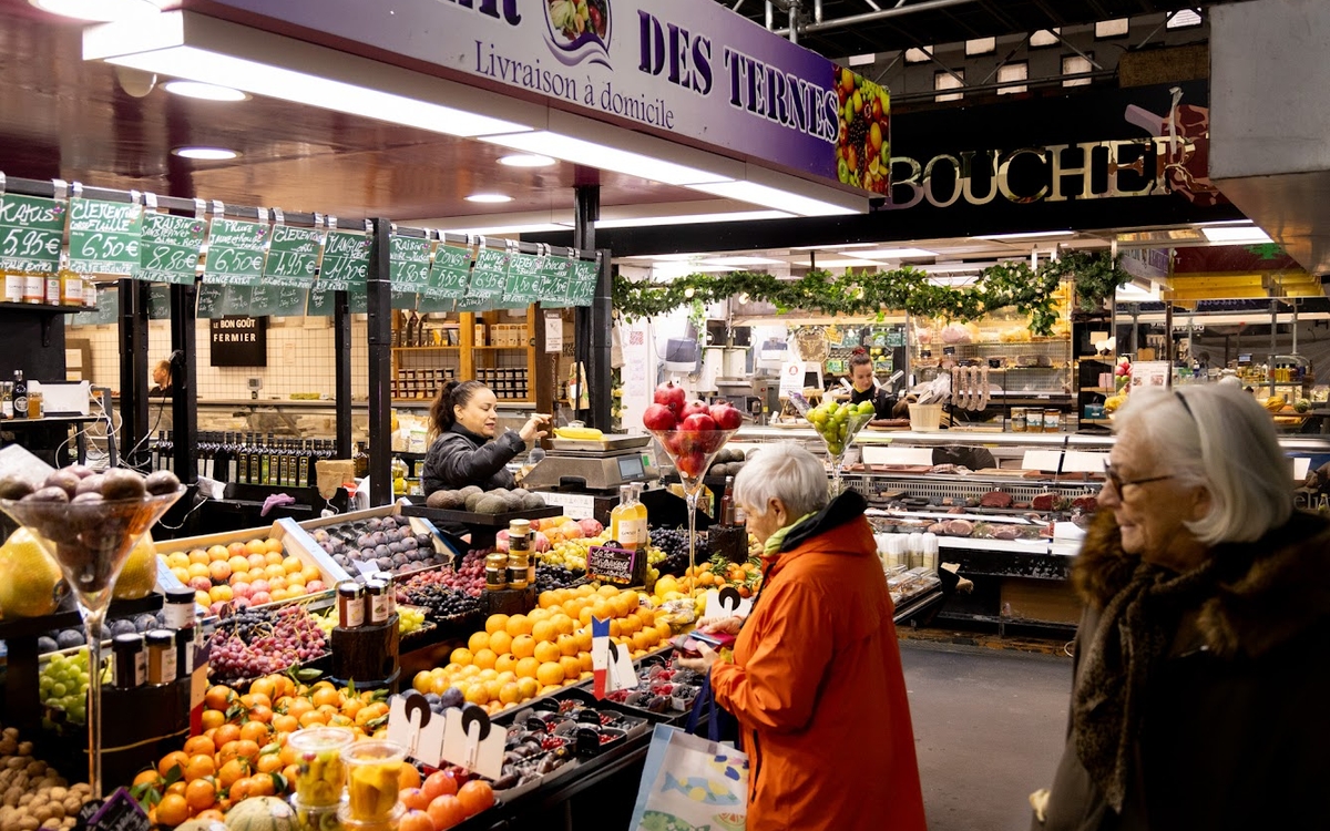 Visuel d'un stand de primeur au marché couvert des Ternes
