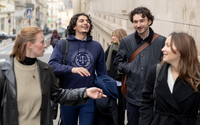 Groupe d'adolescents discutant et riant dans la rue.