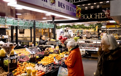 Visuel d'un stand de primeur au marché couvert des Ternes