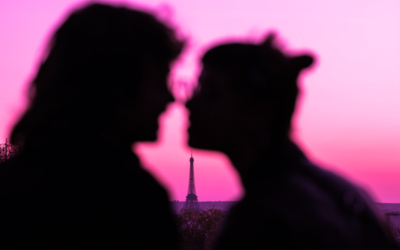 Silhouette d'amoureux flou en premier plan avec la tour Eiffel en arrière plan.