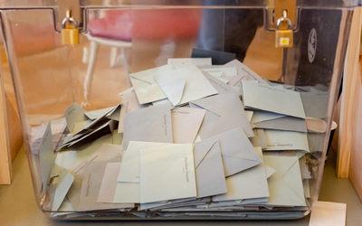 Urne remplie de bulletins de vote