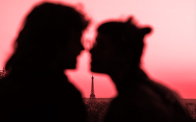 Silhouette floue d'amoureux avec la tour Eiffel en arrière plan.