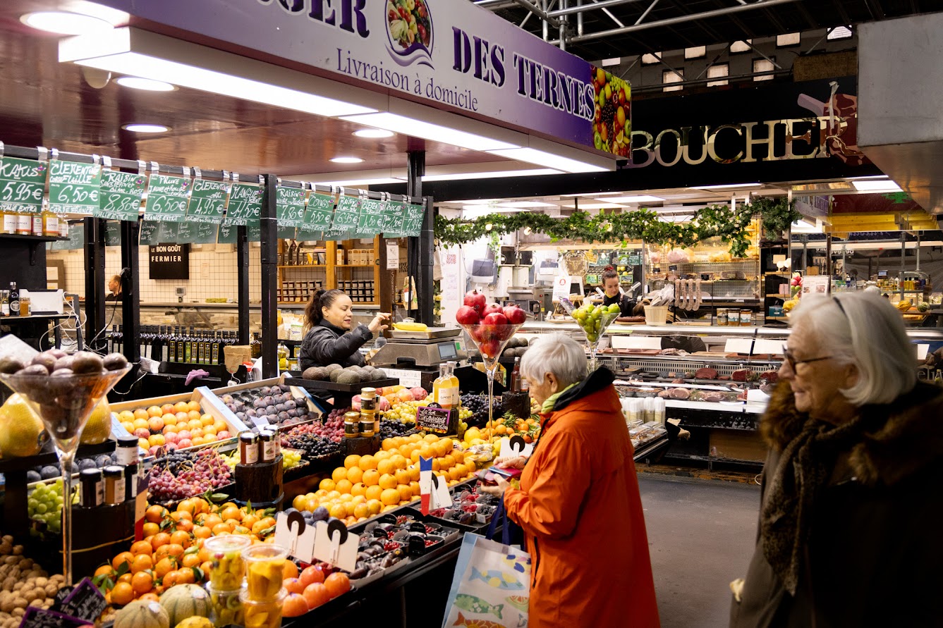 Visuel d'un stand de primeur au marché couvert des Ternes