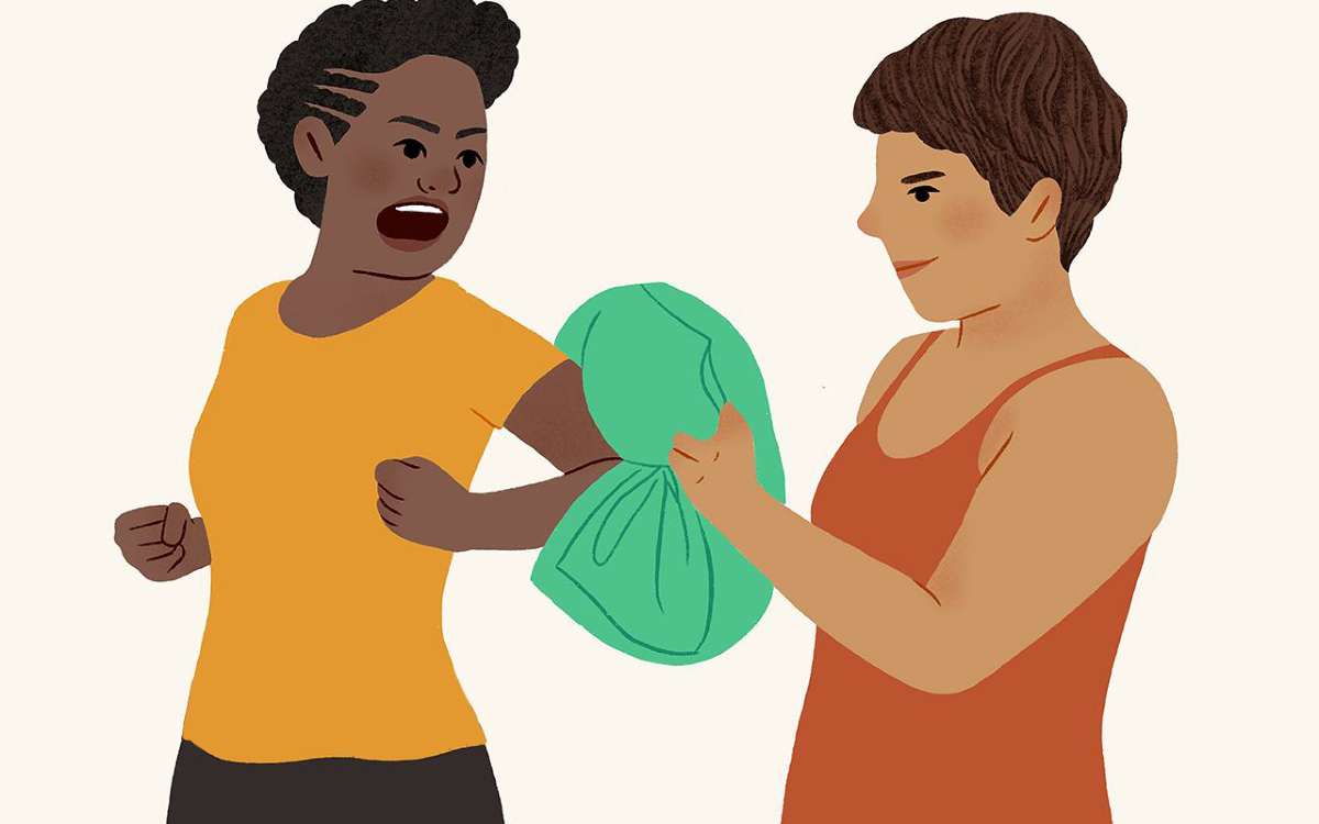 Une femme se défendant avec un coussin. 