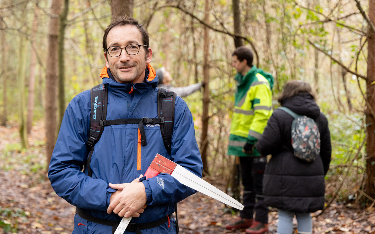 Stéphane Emin Volontaire de la Ville lors d'une mission martelage au Bois de Vincenne 