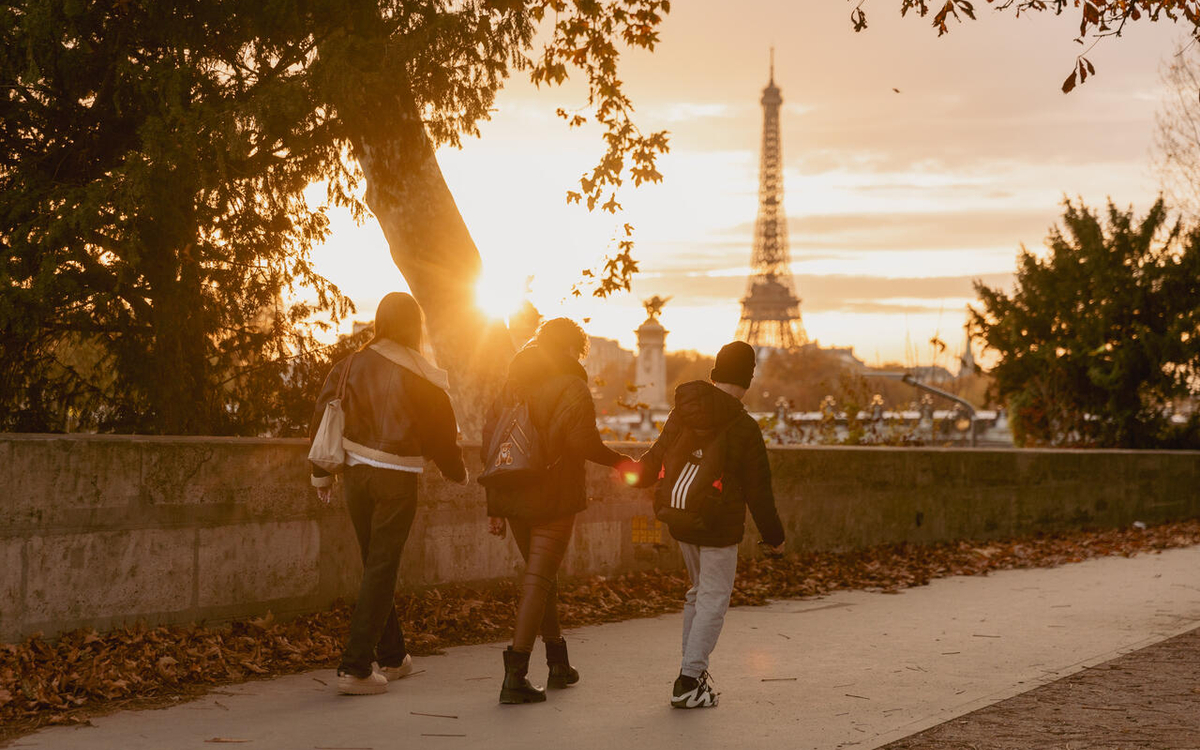Jeunes qui se promenent près de la tour Eiffel