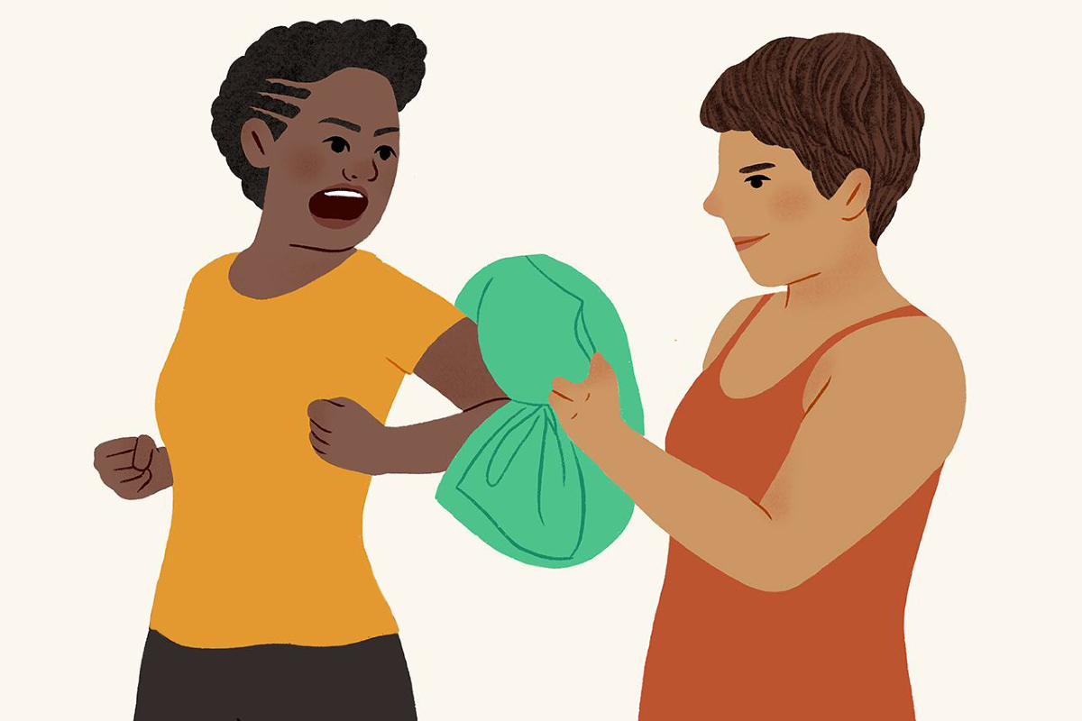 Une femme se défendant avec un coussin. 