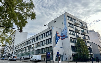 Photo de la fresque « Protégeons les civils des bombardements » de Handicap International