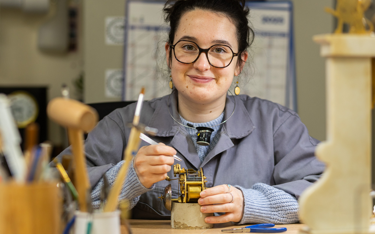 Laurine, horlogère, fait perdurer des objets de l’histoire - paris.fr