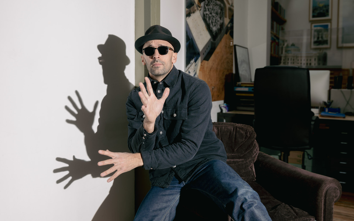 L'artiste JR et son ombre portée sur le mur