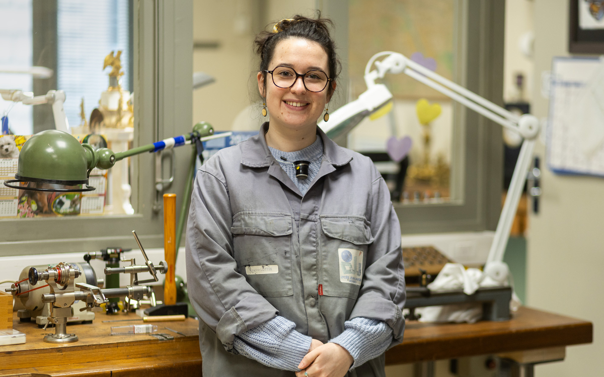 Portrait d'une horlogère de la Ville dans un atelier du 10e.