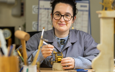 Portrait d'une horlogère de la Ville dans un atelier du 10e.