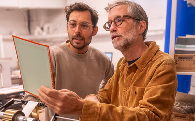Maxime et Julien contrôle la qualité de leurs produits