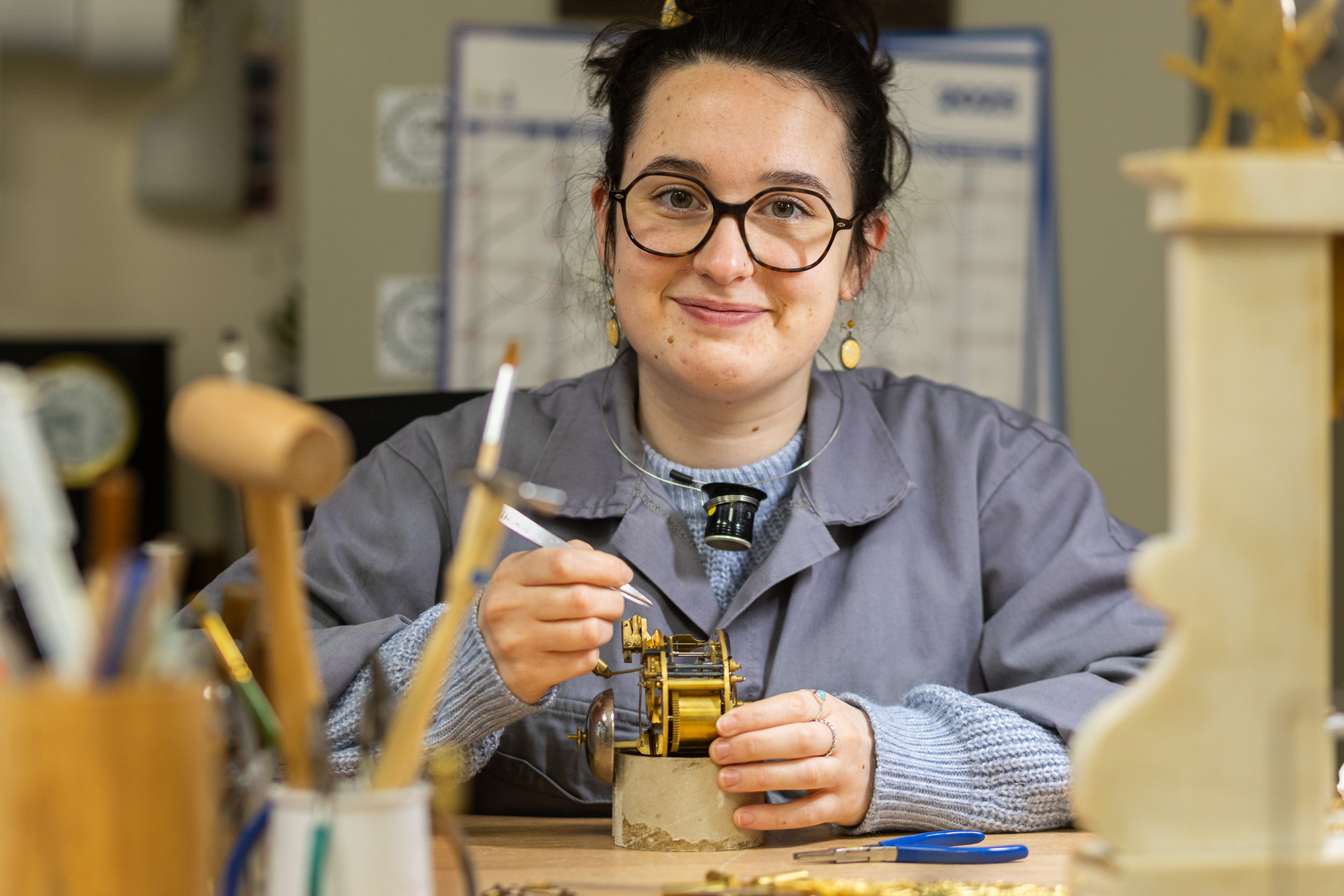 Portrait d'une horlogère de la Ville dans un atelier du 10e.